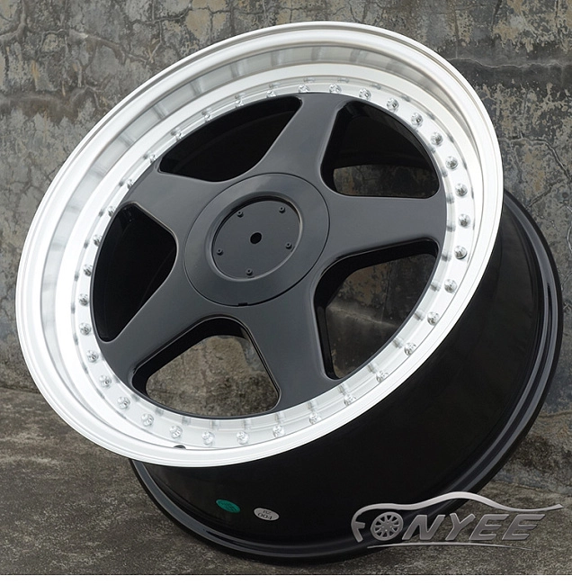 картинка Новые диски OZ Racing Futura R18 5x112-5x120 ET35 J8 черные + серебро магазин  StreetTuning 