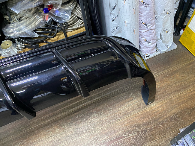 картинка Диффузор на задний бампер для Lixiang L7, черный глянец, с стоп сигнал магазин  StreetTuning 