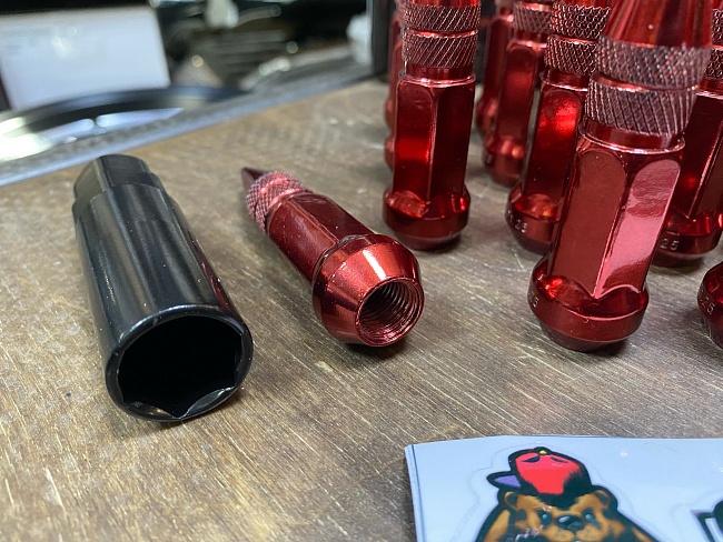 картинка Комплект гаек пики (пули) Starleks, 12х1.5 , цвет красный, 20 шт. магазин  StreetTuning 