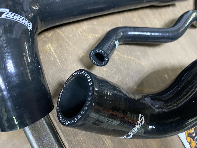 картинка Патрубки системы охлаждения STREETTUNING для Audi A4/VW Passat B6 2001 магазин  StreetTuning 