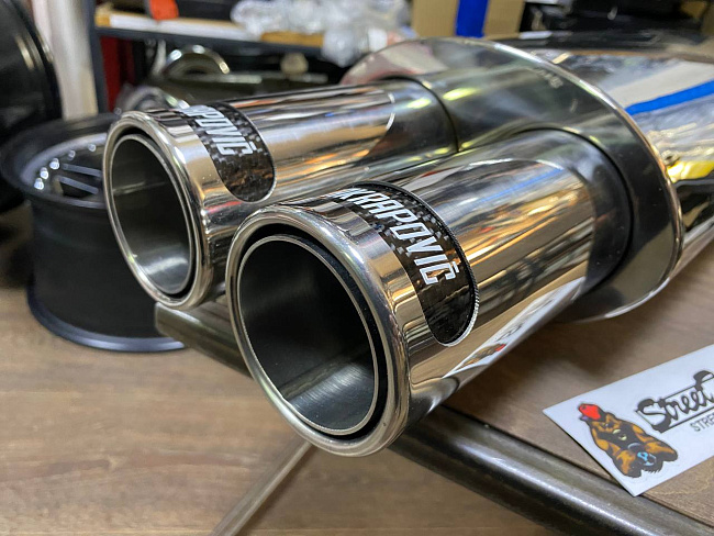 картинка Прямоточная банка Akrapovic, с двойным выходом. магазин  StreetTuning 