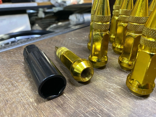 картинка Комплект гаек пики (пули) Starleks, 12х1.25 , цвет золотой, 20 шт. магазин  StreetTuning 