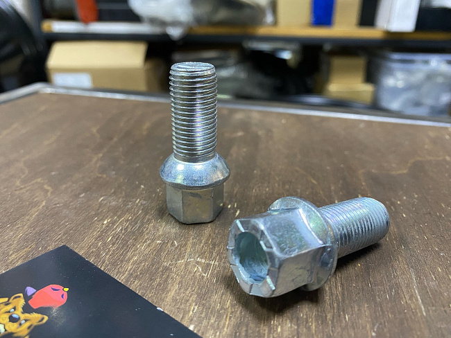 картинка Колесный болт Starleks M14x1.5 высота 28 мм,сфера,ключ 17 мм, цинк магазин  StreetTuning 