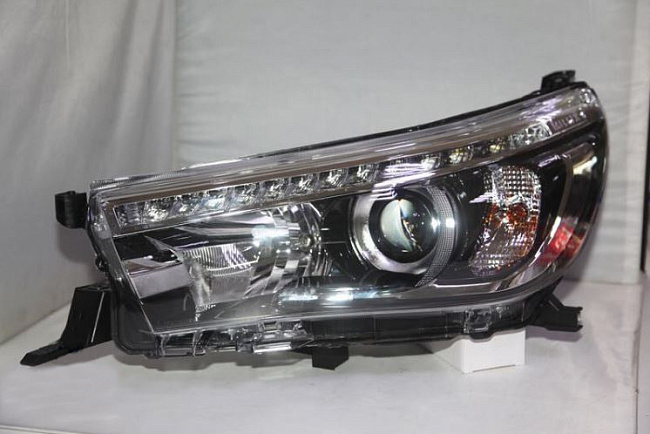 картинка Передние фары для Toyota Hilux VIGO 2015-2016 г магазин  StreetTuning 
