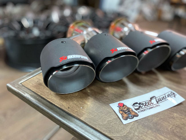 картинка Насадки на глушитель Akrapovic Style двойные комплект- 2 шт BMW G30 M5 магазин  StreetTuning 