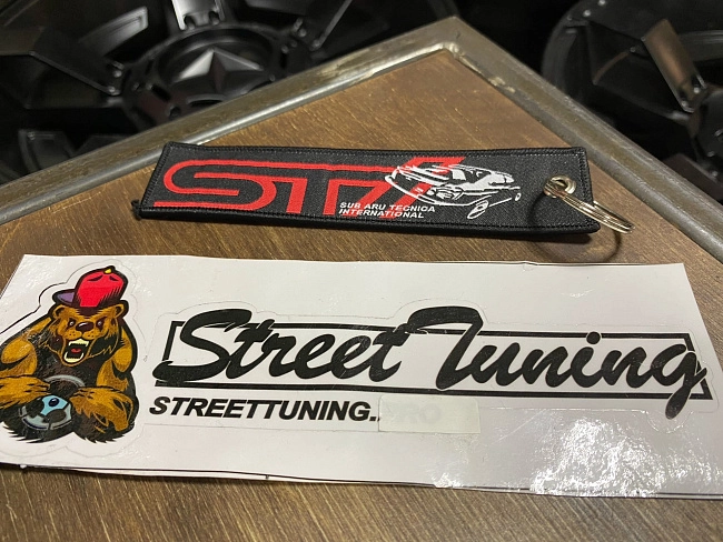 картинка Брелок для Ключей STI - тканевый магазин  StreetTuning 