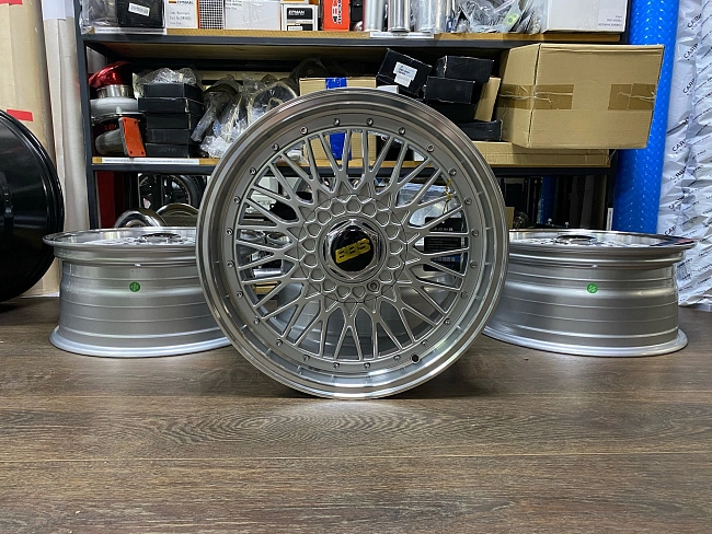 картинка Новые диски BBS RS R17 J7,5 ET35 5x120 серебро магазин  StreetTuning 
