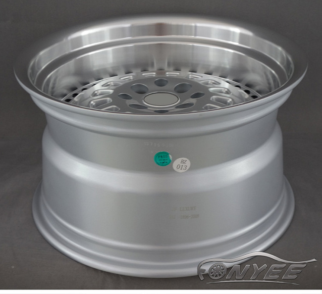 картинка Новые диски ESM 015 R16 5x114,3 ET20 J8 серебро + черные болтики магазин  StreetTuning 