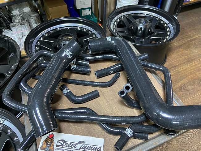 картинка Патрубки системы охлаждения для Subaru Impreza GD/GB/GG 2.0 WR турбо черные магазин  StreetTuning 