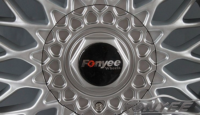 картинка Новые диски BBS RS R17 5X100/5X112 ET35 J7,5 серебро + золотистые болтики магазин  StreetTuning 