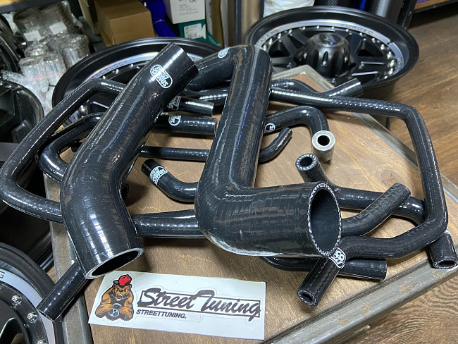 картинка Патрубки системы охлаждения для Subaru Impreza GD/GB/GG 2.0 WR турбо черные магазин  StreetTuning 