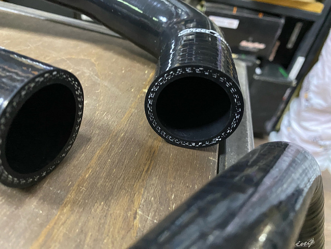 картинка Патрубки радиатора STREETTUNING для Nissan 350Z, Z33, G35 03-07 магазин  StreetTuning 