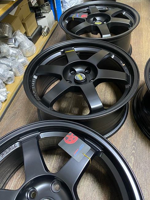 картинка Новые диски Rays TE37 R18 J8 ET35 5X120, черные матовые магазин  StreetTuning 