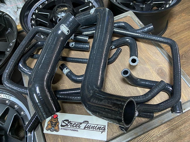 картинка Патрубки системы охлаждения для Subaru Impreza GD/GB/GG 2.0 WR турбо черные магазин  StreetTuning 