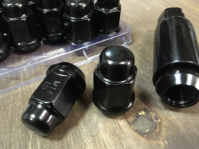 картинка Колесные гайки Starleks, М14 х 1.5, L-35 мм, черные магазин  StreetTuning 