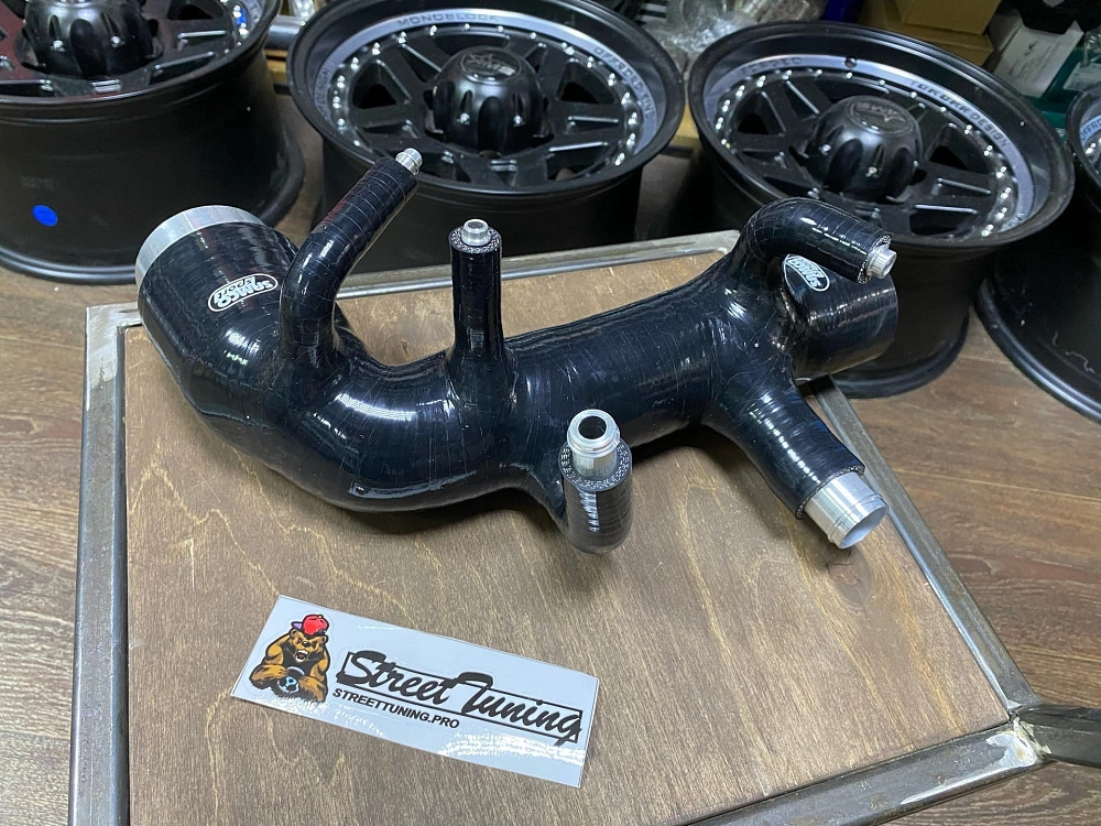 картинка Патрубок турбины Samco Sport для Subaru Forester SG5 черный от магазина  StreetTuning