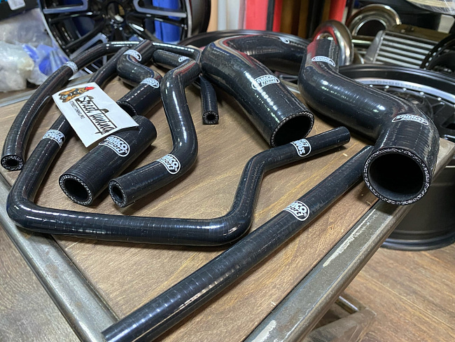 картинка Патрубки системы охлаждения Subaru Impreza GC8 турбо 8шт, черные магазин  StreetTuning 