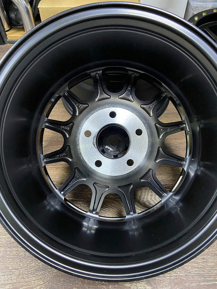 картинка Новые диски SL148 для Mercedes R18 J8 ET45 5X112 черные + серебро от магазина  StreetTuning