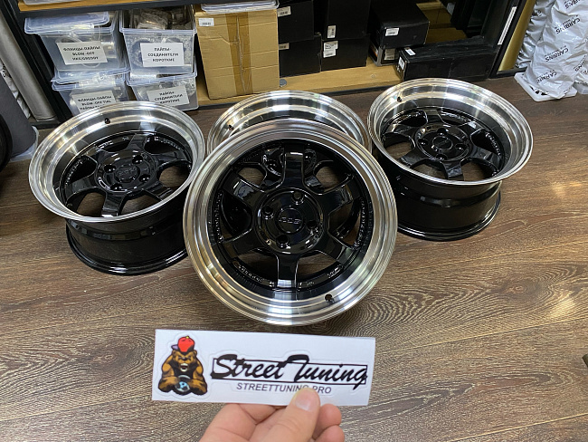 картинка Новые диски Rays TE37 R15 J8 ET15 4x100, черные магазин  StreetTuning 