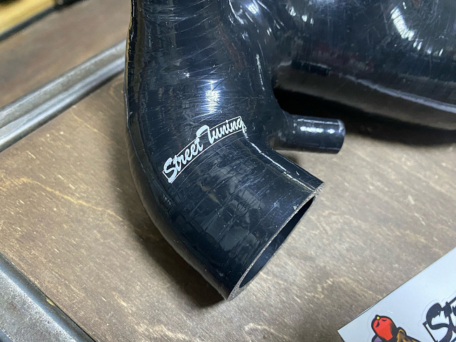 картинка Патрубок турбины STREETTUNING для Audi A4, VW Passat B6 1.8T магазин  StreetTuning 