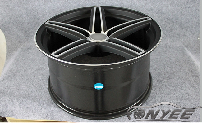картинка Новые диски Vossen CV5 Replica R18 5X114,3 ET35 J9,5 черный мат + серебро магазин  StreetTuning 
