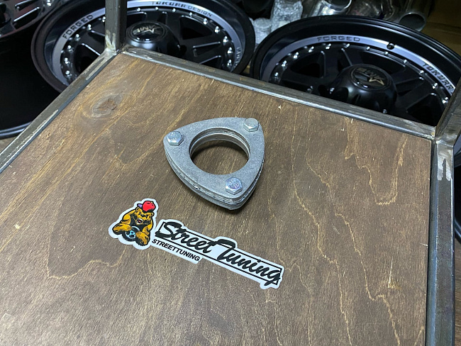 картинка Комплект треугольных фланцев 51 мм., с прокладкой и болтами (6мм) магазин  StreetTuning 