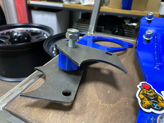 картинка Комплект GTS для независимого крепления редуктора переднего моста (отвязка) для 21213-214 Нива магазин  StreetTuning 