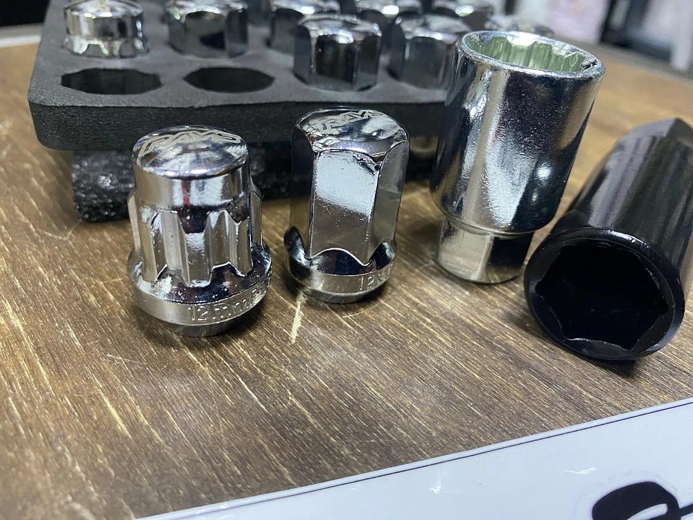 картинка Колесные гайки Rays style М12х1.5 высота-30 мм хром с секретками от магазина  StreetTuning