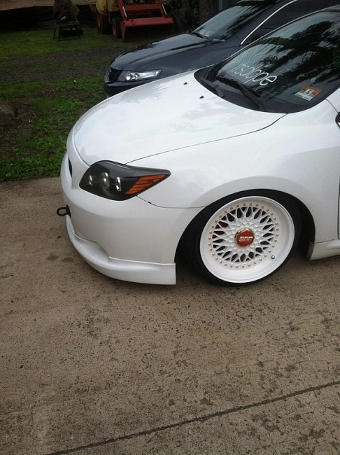 картинка Новые диски BBS RS R17 4X100/5X100 ET20 J8,5 белый глянец + золотистые болтики магазин  StreetTuning 
