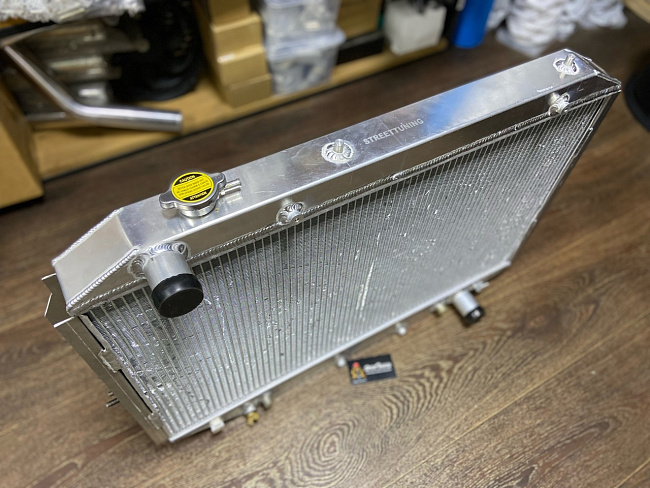 картинка Радиатор алюминиевый Toyota Land Cruiser 80 1HDFT, 1HDT, 1HZ 50мм AT магазин  StreetTuning 
