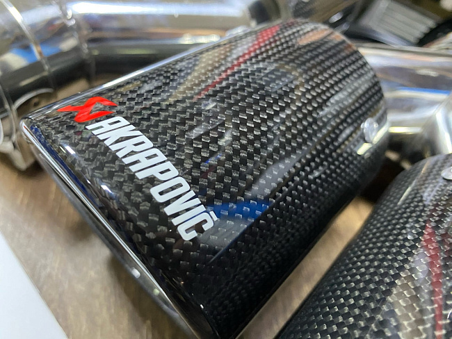 картинка Насадки на глушитель Akrapovic Style двойные комплект- 2 шт 63х89 мм магазин  StreetTuning 