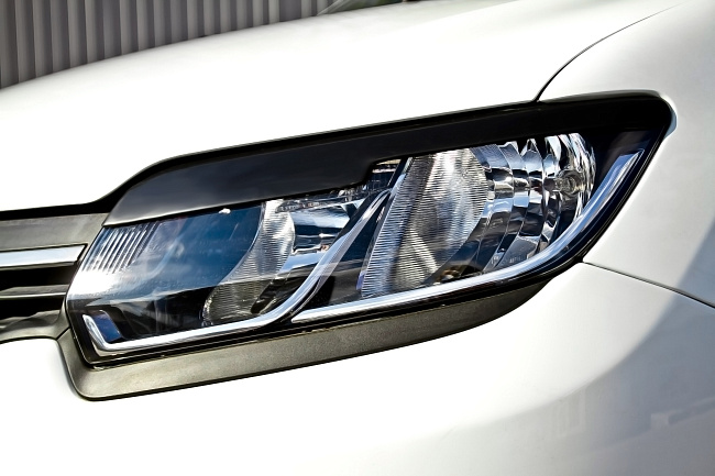 картинка Renault Logan II 2014—н.в. Накладки на передние фары (реснички) компл.-2 шт. магазин  StreetTuning 