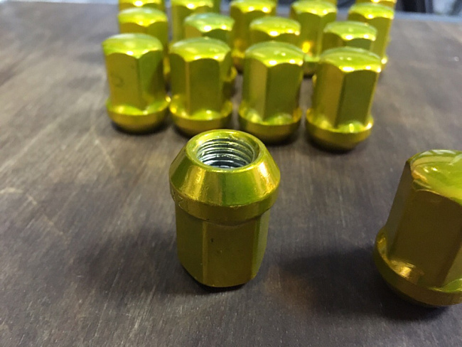 картинка Комплект гаек Starleks M12x1.5 высота 32 мм, золотые магазин  StreetTuning 