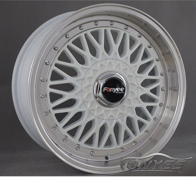картинка Новые диски BBS RS R17 4X100/4X114,3 ET35 J7,5 белый глянец + серебристые болтики магазин  StreetTuning 