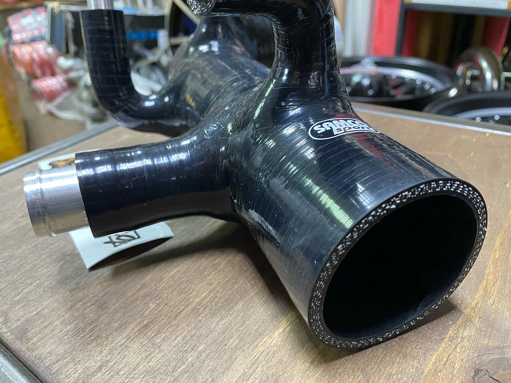 картинка Патрубок турбины Samco Sport для Subaru Forester SG5 черный от магазина  StreetTuning