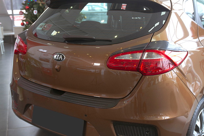 картинка Kia Ceed (хэтчбэк) 2015-н.в. Накладки на задние фонари (реснички) магазин  StreetTuning 