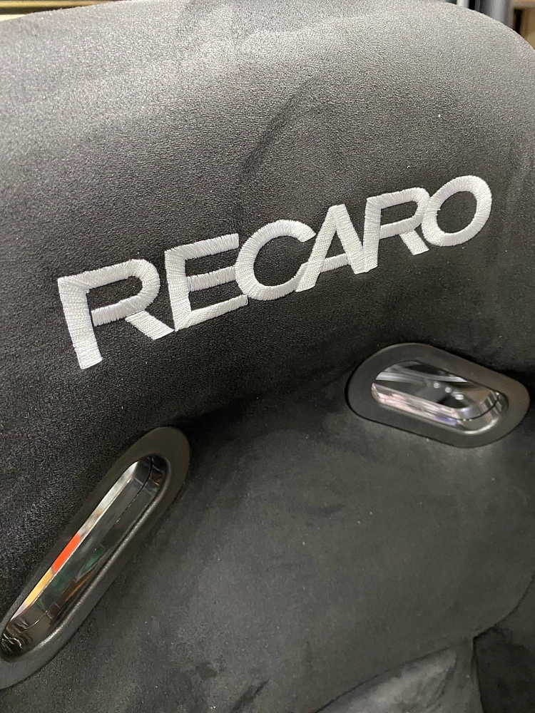картинка Сиденье спортивное "Ковш" Recaro Rac большой размер, черное замшевое. от магазина  StreetTuning