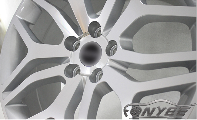 картинка Новые диски Range Rover Evoque Wheels R20 5x120 ET45 J9,5 серебро магазин  StreetTuning 