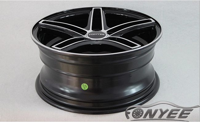 картинка Новые диски Vossen CV5 Replica R17 5X114,3 ET35 J7 черный глянец + серебро магазин  StreetTuning 