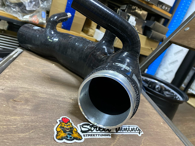 картинка Патрубок турбины Samco Sport для Subaru Impreza GC, Forester SF 3-4 ves черный магазин  StreetTuning 