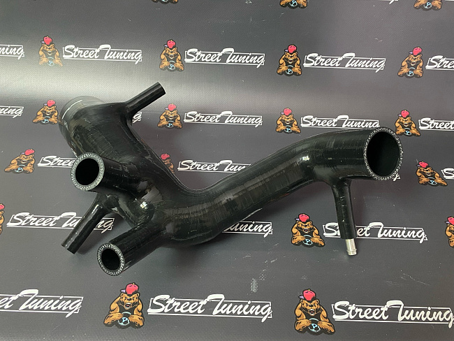 картинка Патрубок турбины впускной StreetTuning для Audi TT, VW Golf 4, VW Beetle, черный магазин  StreetTuning 