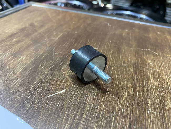 картинка Демпфер металло-резиновыйи для крепления радиатора АКПП магазин  StreetTuning 