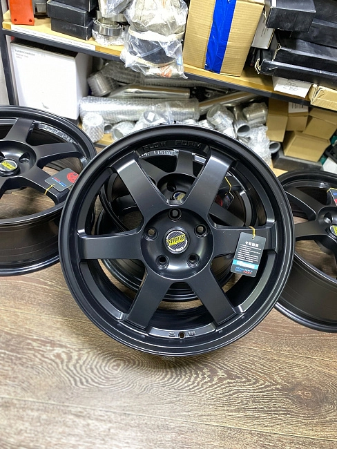 картинка Новые диски Rays TE37 R18 J8 ET35 5X120, черные матовые магазин  StreetTuning 