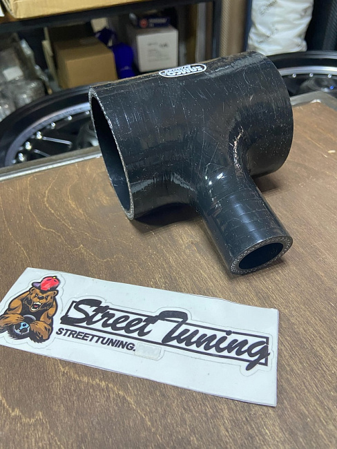 картинка Силиконовый патрубок 70 мм Т- образный (25 мм) магазин  StreetTuning 