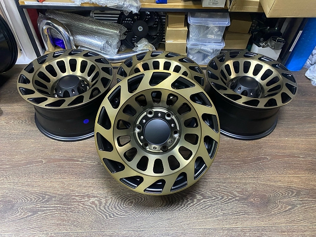 картинка Новые диски Black Rhino Madness R15 J8 ET (-10) 6X139.7 ЦО 108 магазин  StreetTuning 