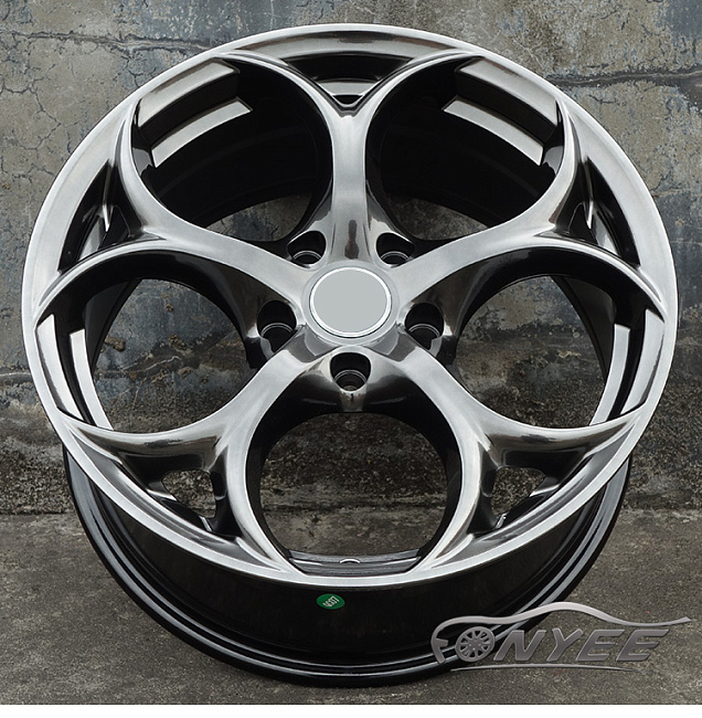 картинка Новые диски Alfa Romeo Giulia Quadrifoglio R17 5x114,3 ET35 J7,5 серебро с оттенком серого металика магазин  StreetTuning 