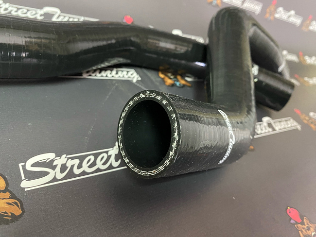 картинка Патрубки радиатора StreetTuning для Mitsubishi Lancer EVO 9 CT9A, черные, 2 шт магазин  StreetTuning 