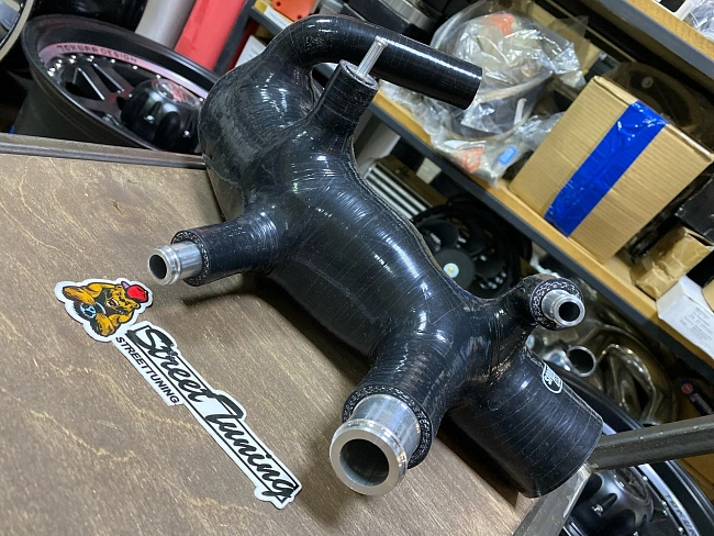 картинка Патрубок турбины Samco Sport для Subaru Impreza GC, Forester SF 3-4 ves черный магазин  StreetTuning 