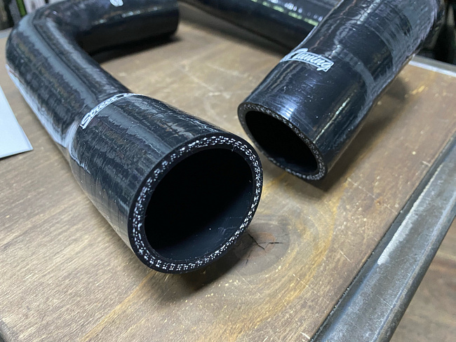 картинка Патрубки радиатора STREETTUNING для BMW E34 магазин  StreetTuning 