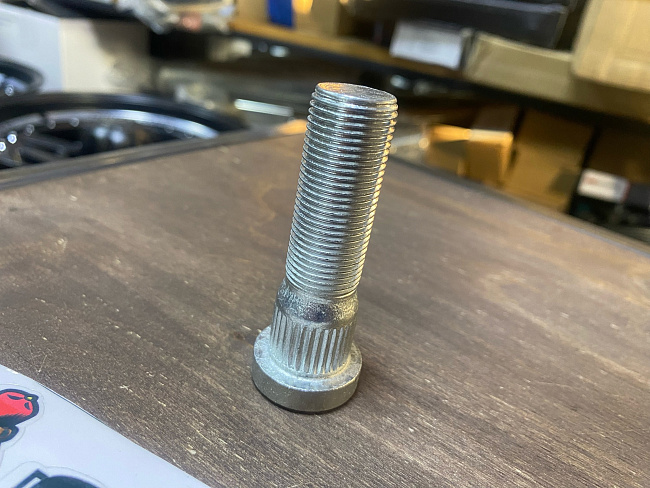 картинка Шпилька Starleks на газель, задняя D-20.9 mm,18х1.5, резьба 44 мм магазин  StreetTuning 